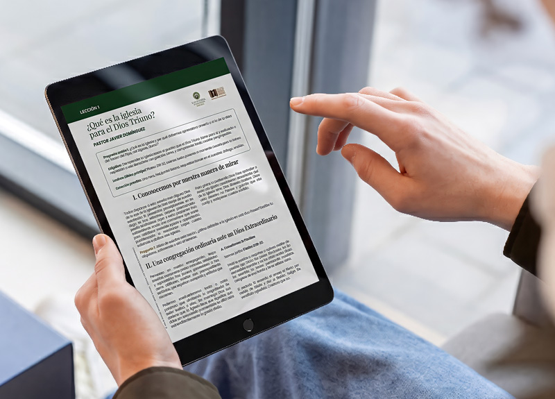 Biblia abierta y material de estudio para discipulado